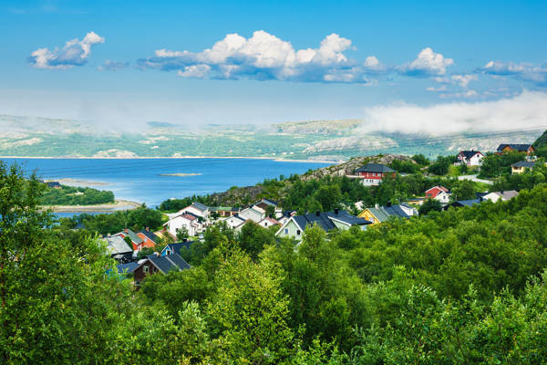 Panorama om sommeren over Kirkenes i Norge.