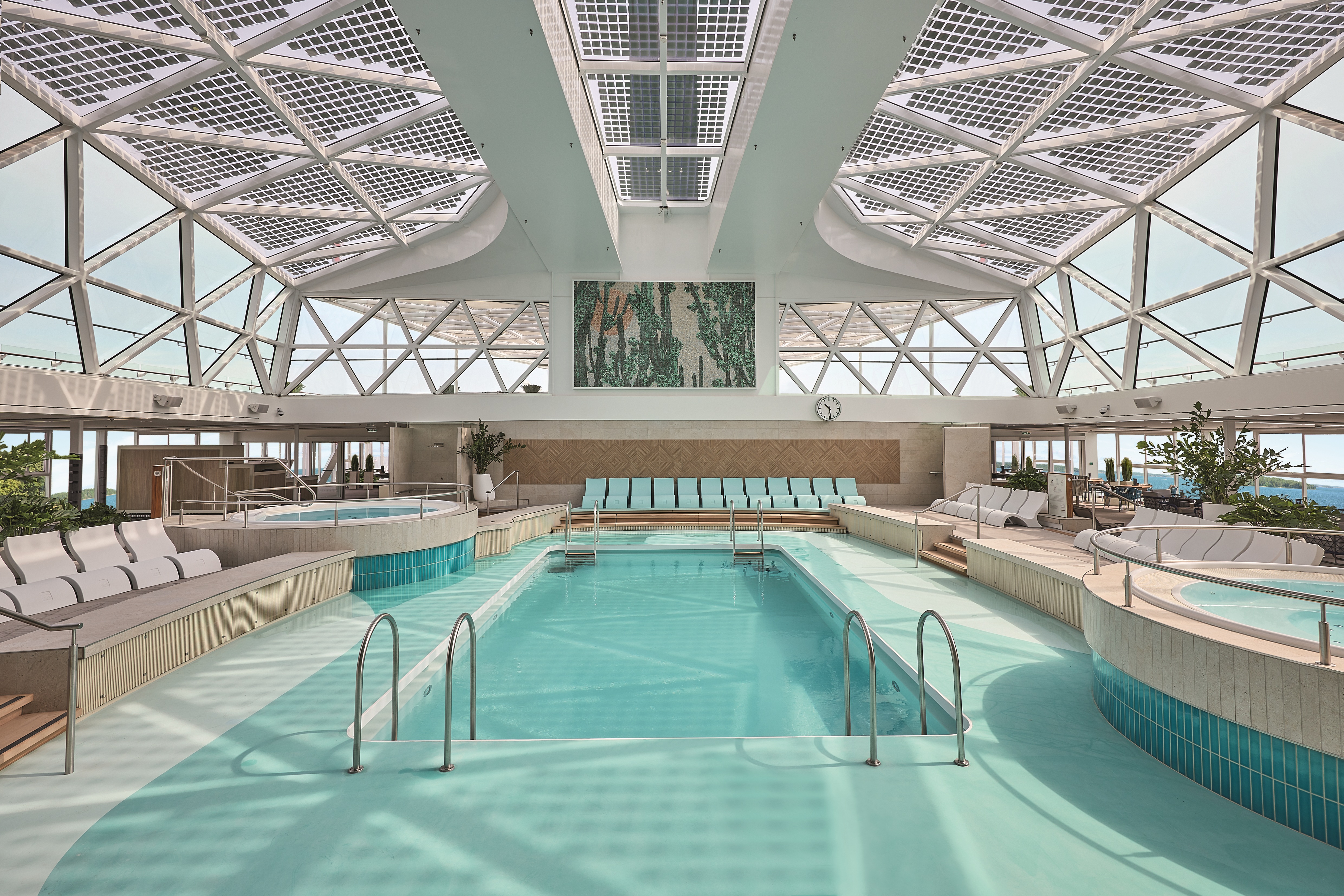 Indendørs pool ombord på skibet Mein Schiff 7 fra TUI Cruises.