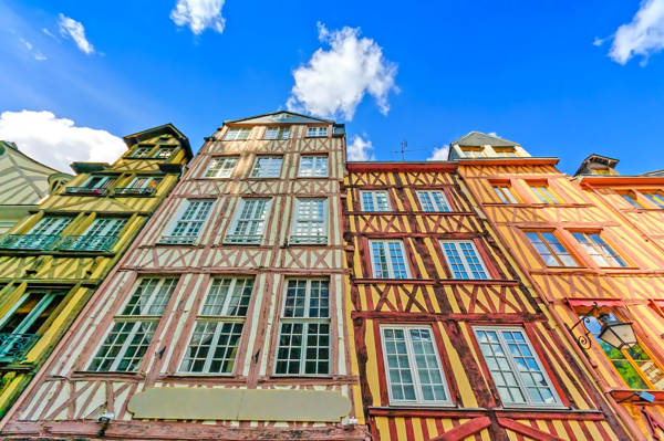 Farverige bindingsværkshuse i Rouen i Frankrig.