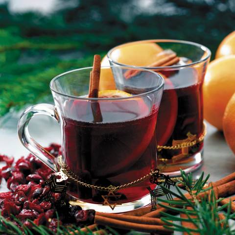 To julepyntede glas med frisklavet gløgg.