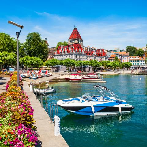Små lystbåde i havnen ved promenaden i Lausanne langs Genévesøen i Schweiz.