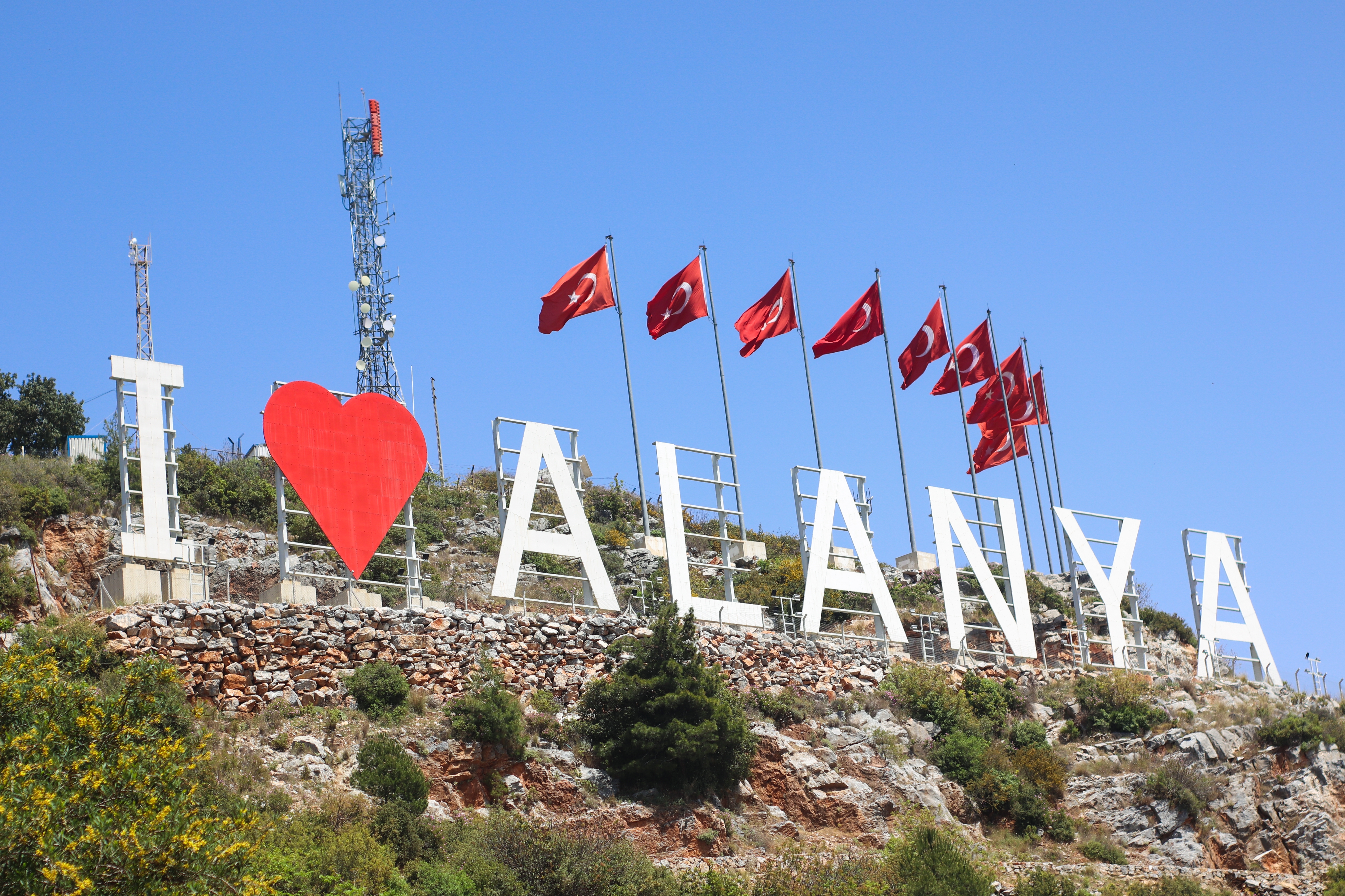 Skiltet med teksten I Love Alanya på en klippe ved byen kan ses uanset, hvor i Alanya, man befinder sig.