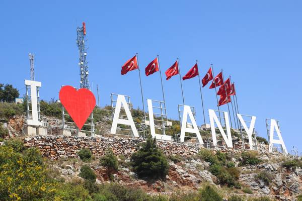 Skiltet med teksten I Love Alanya på en klippe ved byen kan ses uanset, hvor i Alanya, man befinder sig.