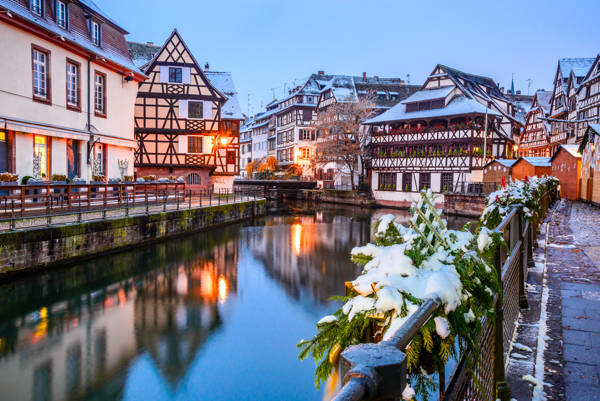 Julestemning i den romantiske bydel La Petite France i Strasbourg.