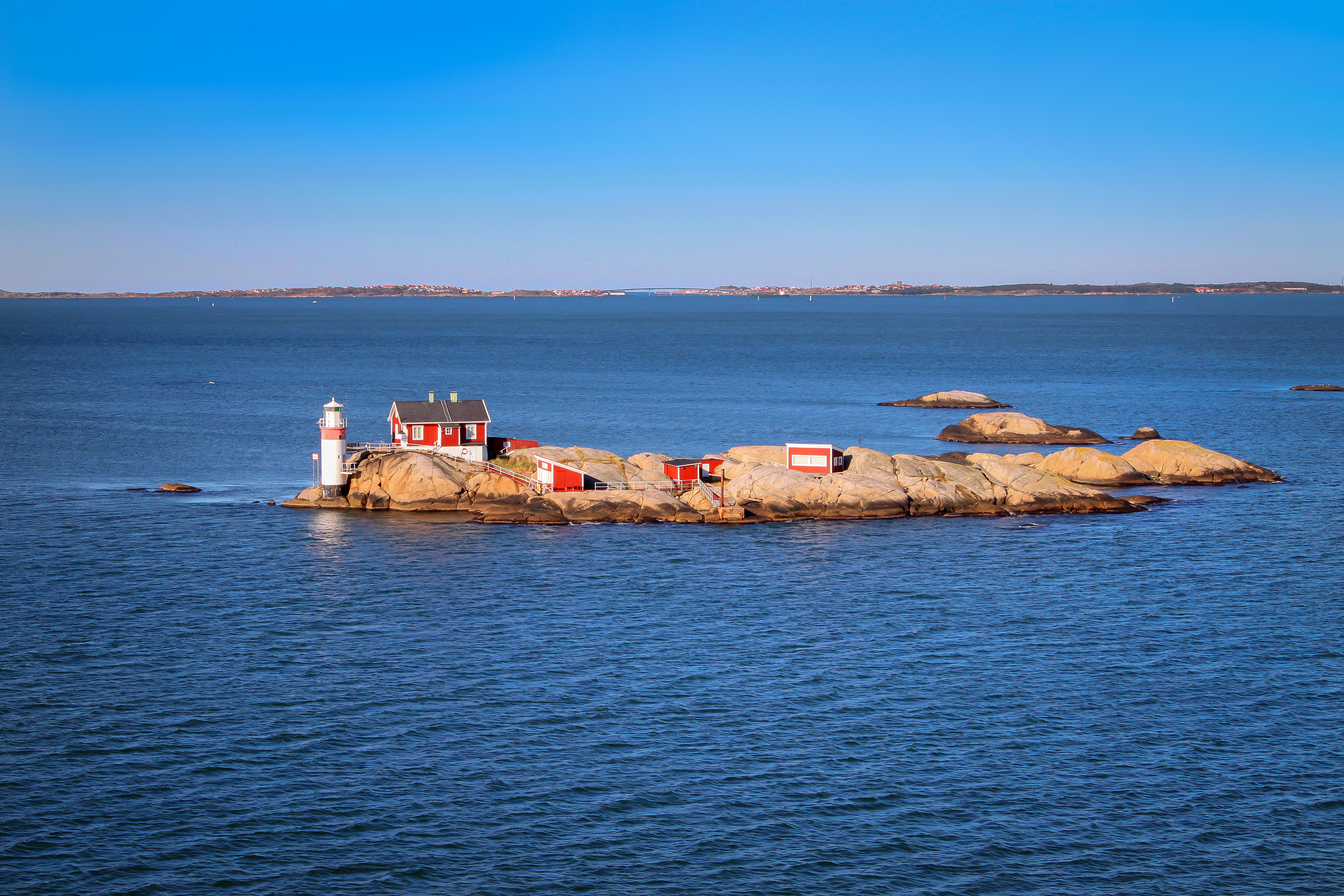 Rødmalede huse på en lille klippeø i skærgården ved Göteborg i Sverige.