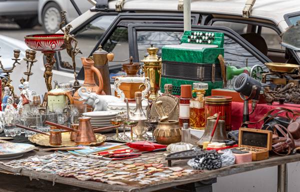 Dry bridge flea market i Tbilisi i Georgien.