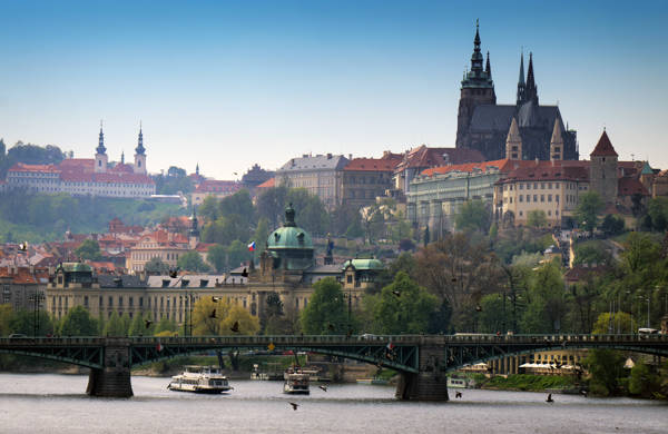Prag med slottet i baggrunden.
