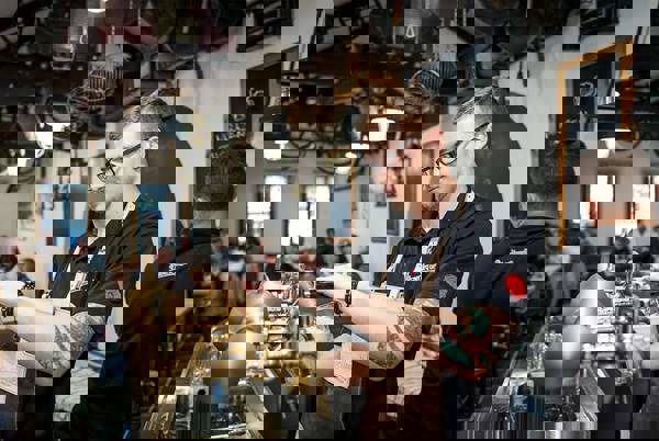 Tjener skænker en øl i Pilsner Urquells ølkælder i Prag i Tjekkiet.