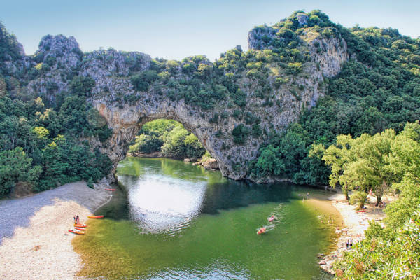 Den berømte klippeformation Pont d'Arc i Ardèche i Frankrig.