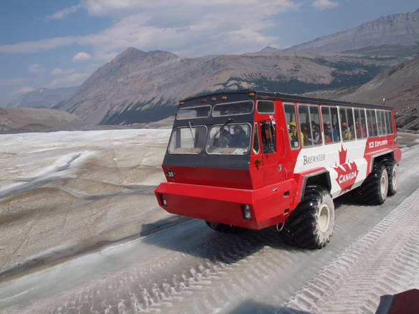 Specialbygget køretøj, der kører turister rundt på Athabasca-gletsjeren i Rocky Mountains i Canada.
