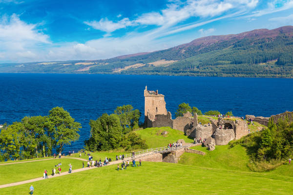 Urquhart Castle ved Loch Ness i Skotland.