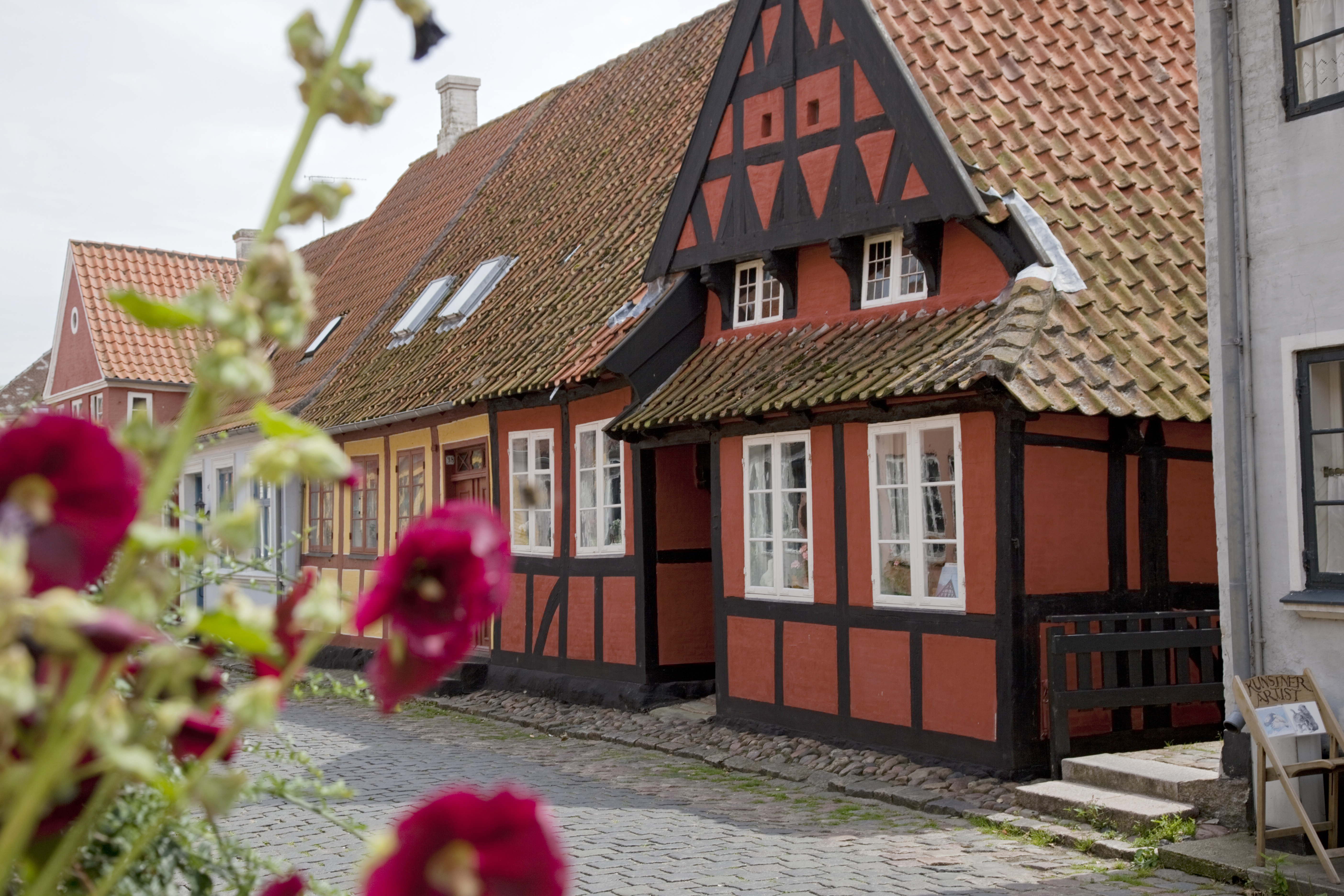 Hyggelig gade i Æreskøbing på Ærø i Danmark.