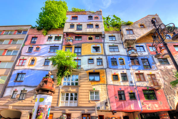 Facaden på Hundertwassers hus i Wien i Østrig.