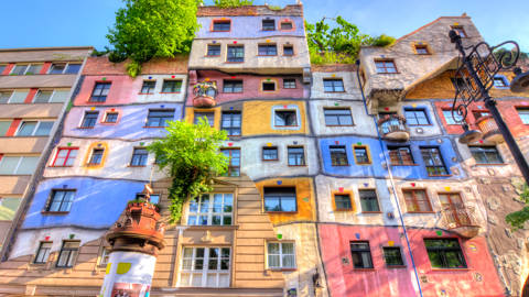 Facaden på Hundertwassers hus i Wien i Østrig.
