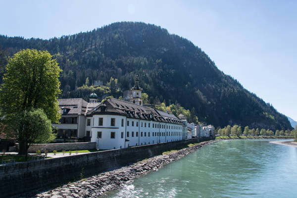 Den østrigske by Rattenberg beliggende ved floden.