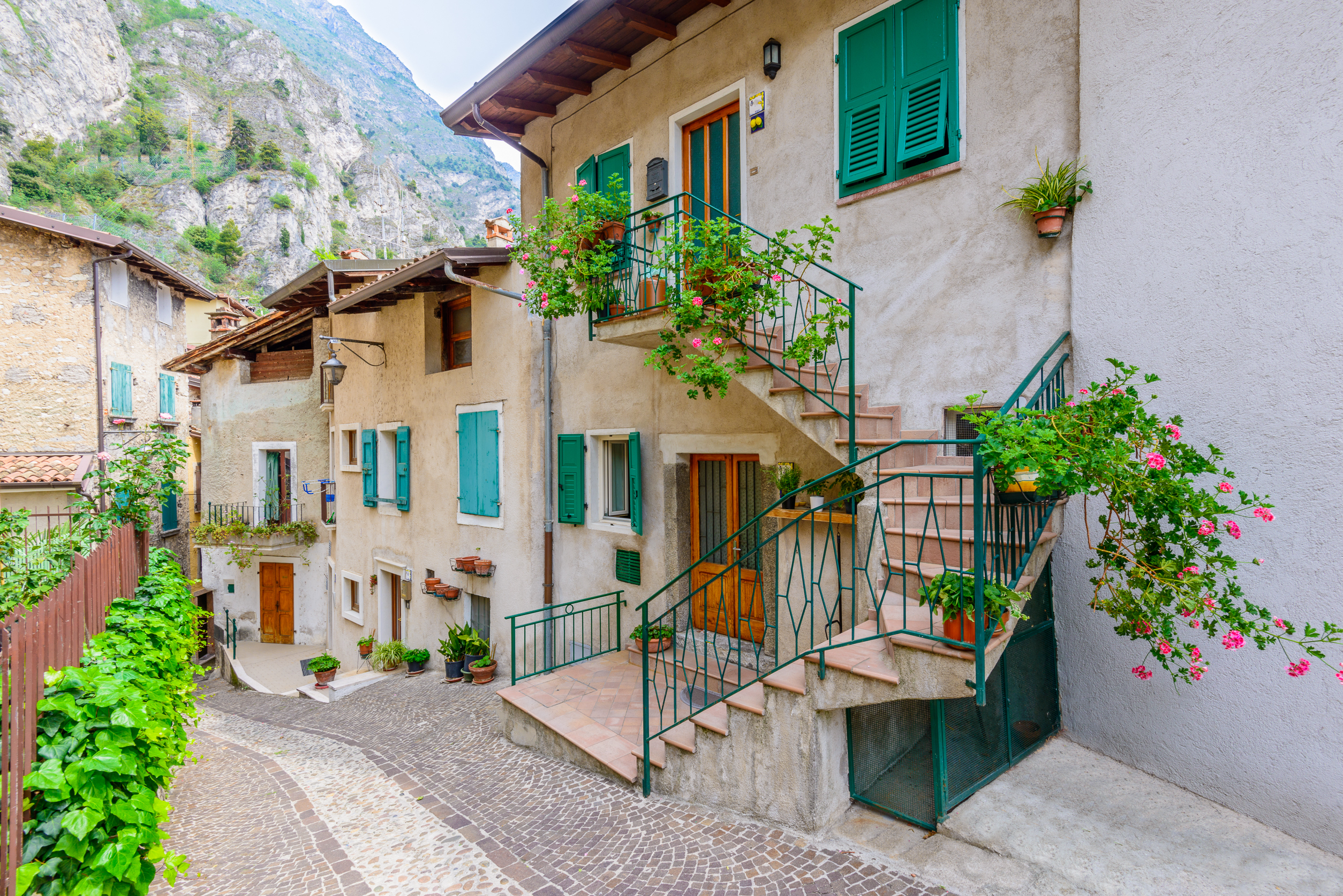 Hyggelig gade i Limone ved Gradasøen i Italien.