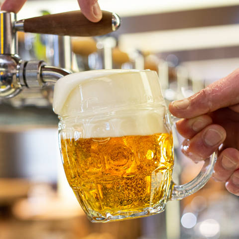 Nyd en velskænket øl fra fad i Tjekkiet.