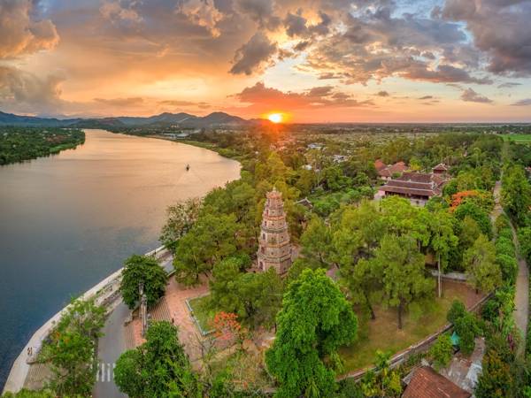 Luftfoto af Thien Mu-pagoden ved Parfumefloden i Hué i Vietnam.