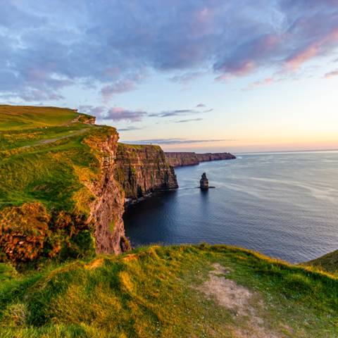 Udsigt over det stille hav ved Cliffs of Moher i Irland.