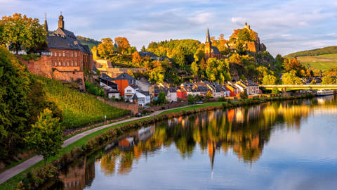 Saarburg ved floden Saar i Tyskland.