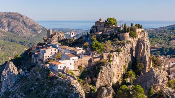 Loftfoto af bjerglandsbyen Guadalest i Alicante i Spanien.