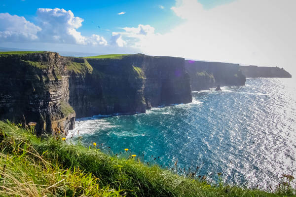Udsigt over the Cliffs of Moher i Irland.