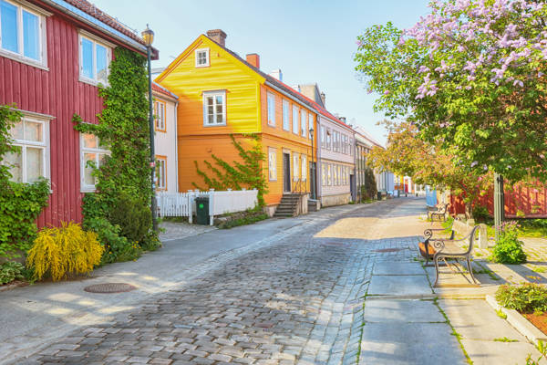 Brolagt gade i Bakklandet i Trondheim i Norge.
