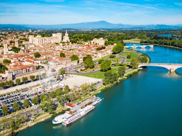 Luftfoto af Avignon og Rhône i Frankrig.