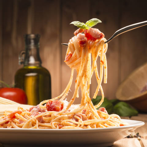 En frisklavet spaghetti all'amatriciana er essensen af italiensk velsmag.