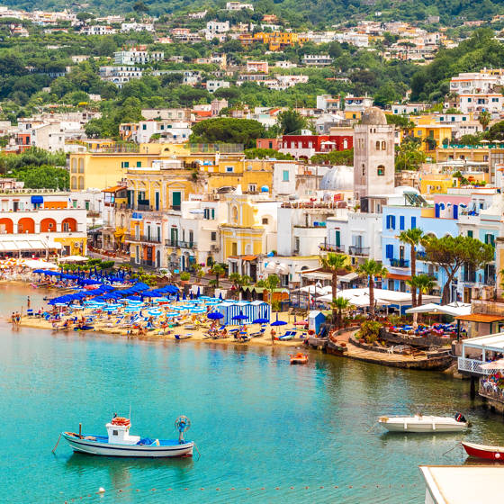 Byen Lacco Ameno på Ischia i Italien.