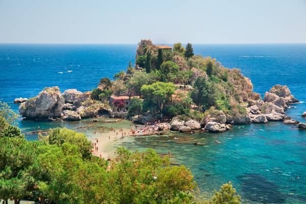 Den lille ø Isola Bella ved Taormina på Sicilien.