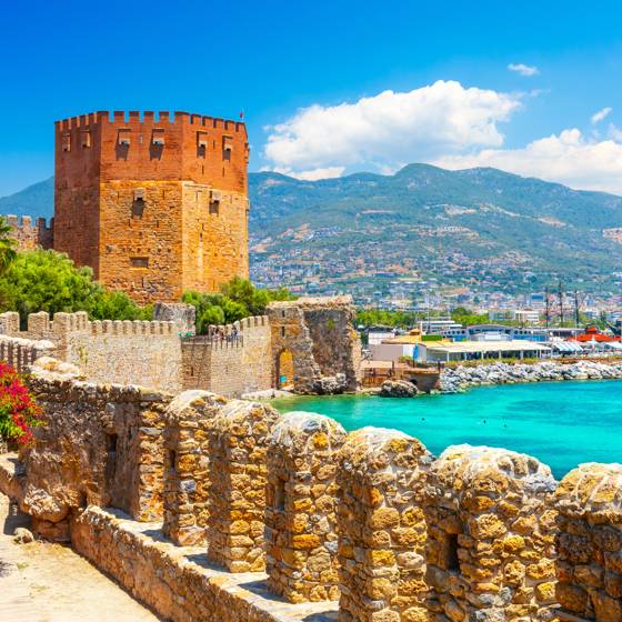 Havnen og det gamle borgtårn i Alanya i Tyrkiet.