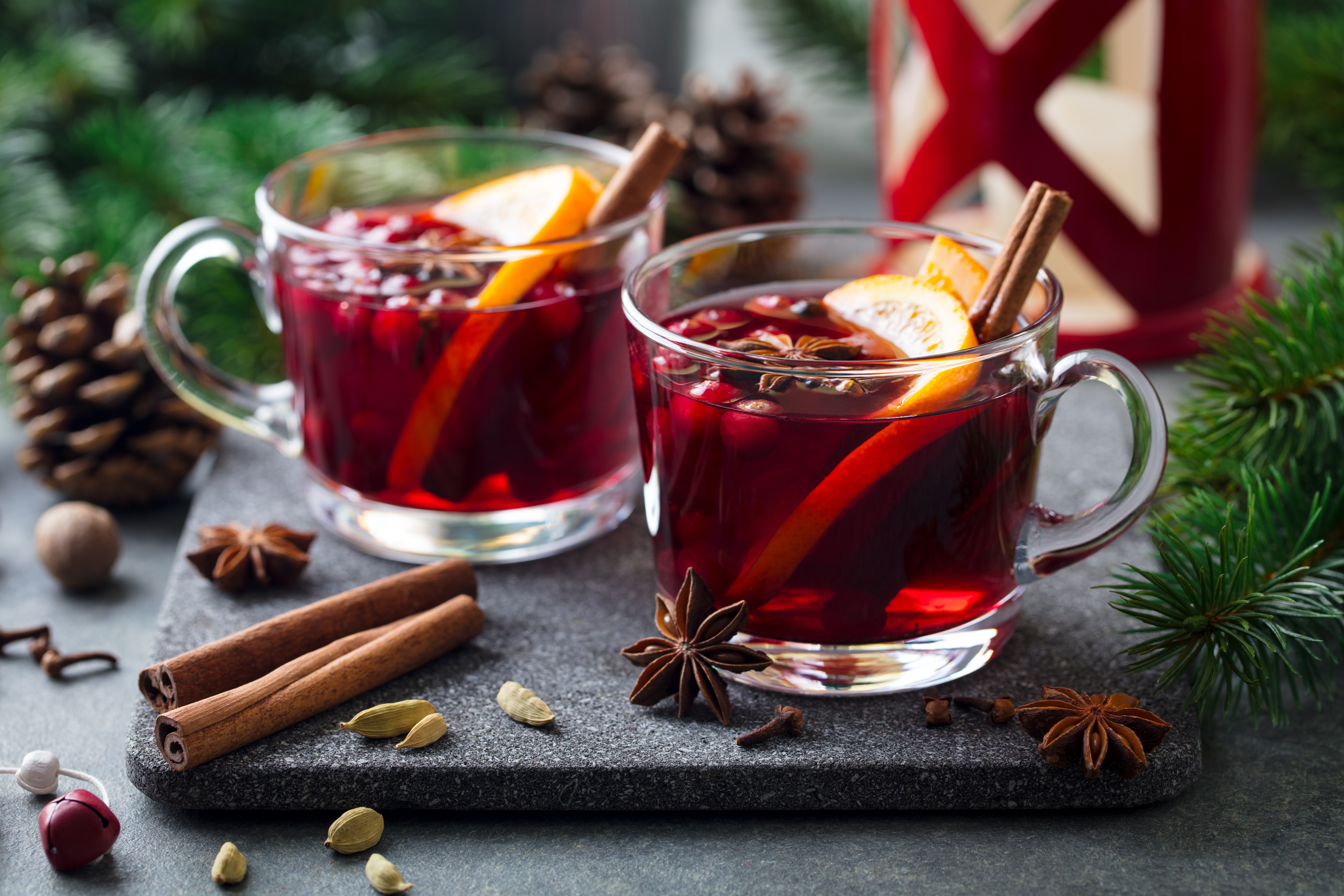 Gløgg i to fine glaskrus skaber en dejlig julestemning.