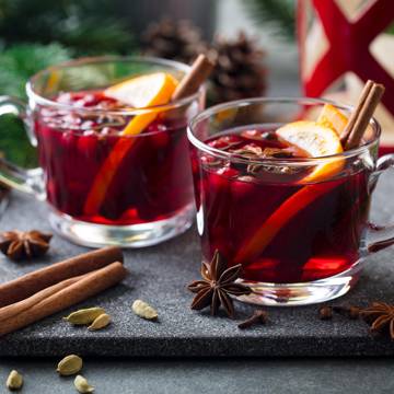 Gløgg i to fine glaskrus skaber en dejlig julestemning.