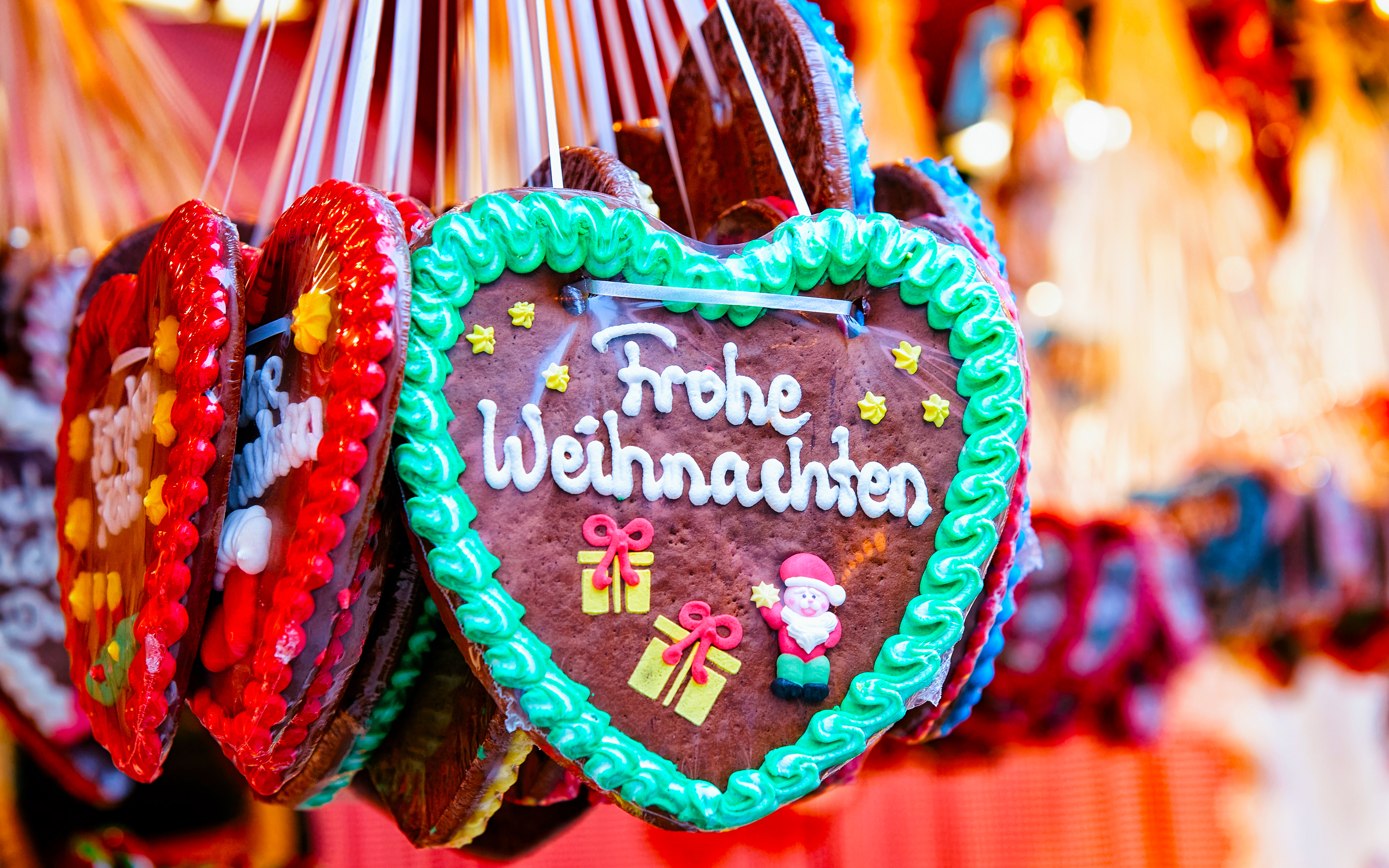 Honninghjerte med teksten Frohe Weihnachten skrevet i glasur.