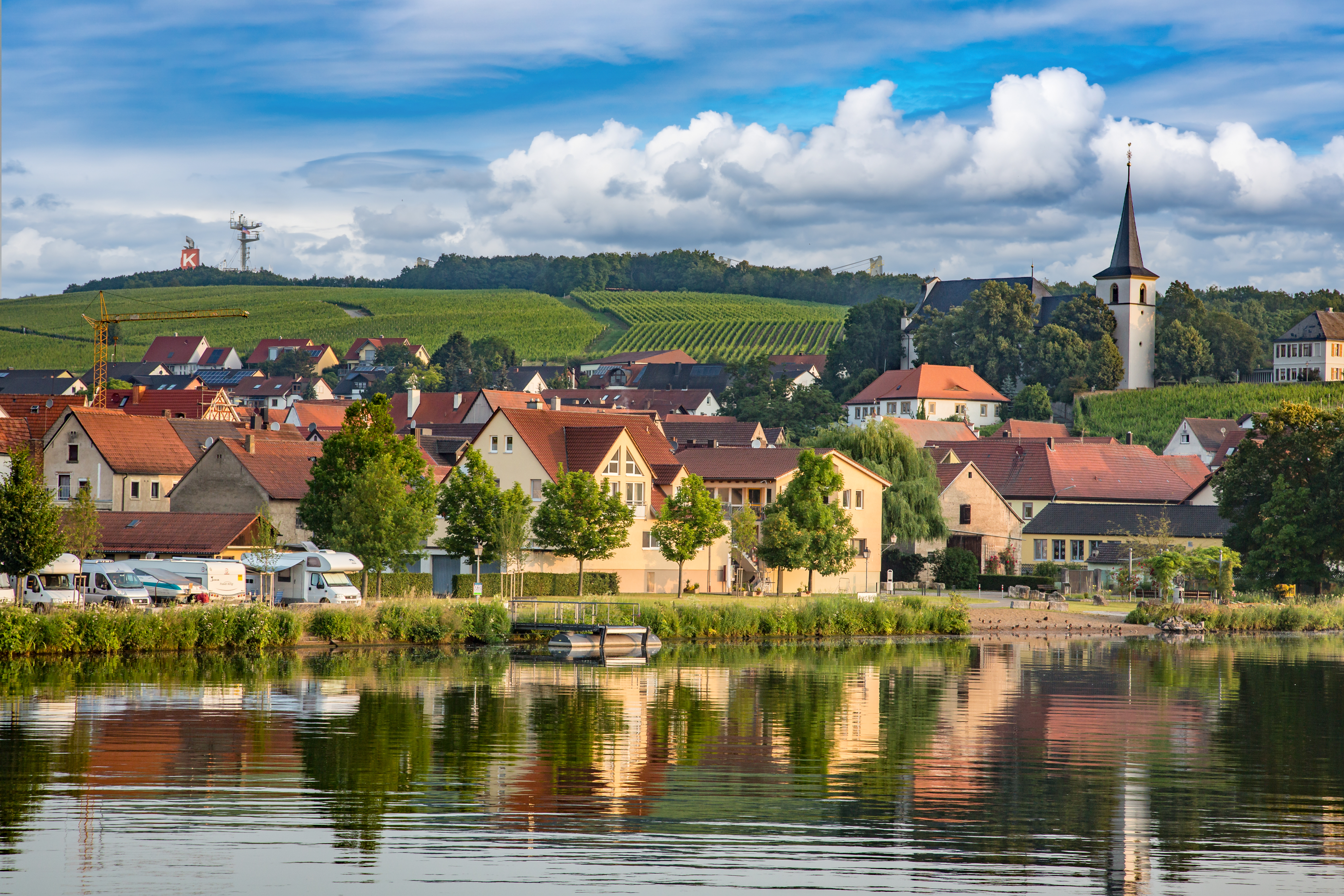 Schweinfurt ved floden Main med vinmarker i baggrunden.