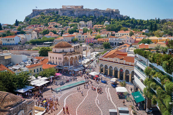 Monastiraki-torvet i Athen med Akropolis i baggrunden.