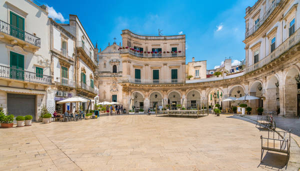 Et smukt torv i byen Martina Franca i Syditalien.