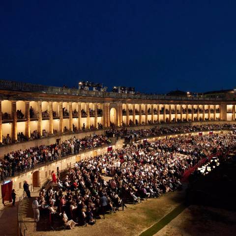Opera under åben himmel om aftenen i Teatro Sferiaterio i Macerata i Marche i Italien.