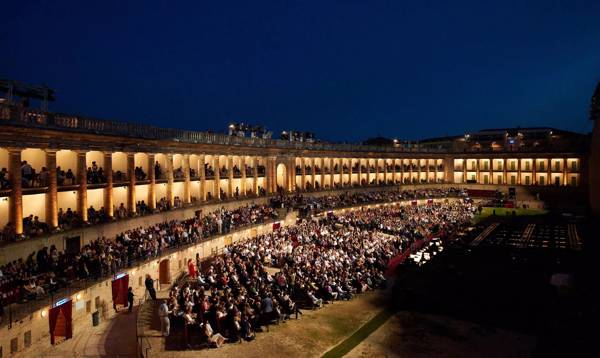 Opera under åben himmel om aftenen i Teatro Sferiaterio i Macerata i Marche i Italien.