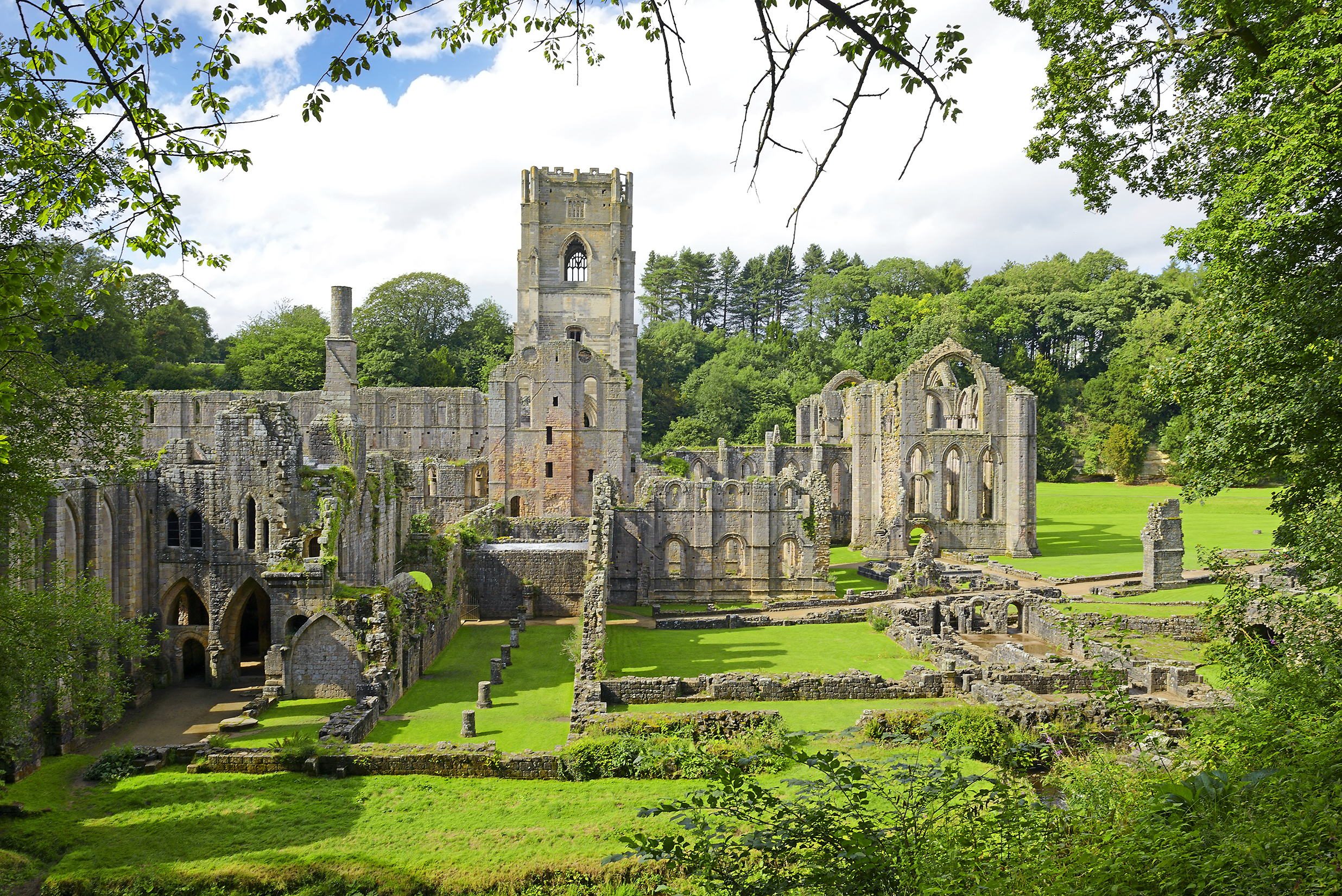 Ruinerne af Fountains Abbey i Yorkshire i England.