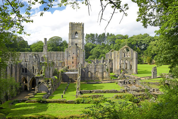 Ruinerne af Fountains Abbey i Yorkshire i England.