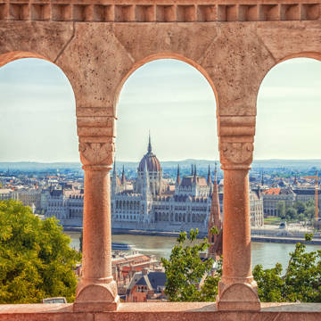 Udsigt fra Fiskerbastionen over Donau mod parlamentet i Budapest i Ungarn.