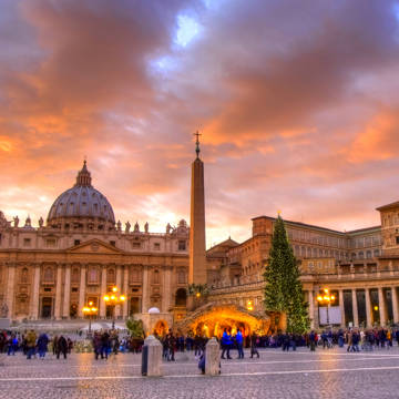 Krybbespil og juletræ på Peterspladsen i Rom.