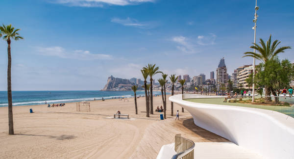Promenaden og stranden i Benidorm på Costa Blanca i Spanien.