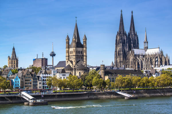 Domkirken Kölnerdom ved Rhinen i Tyskland.