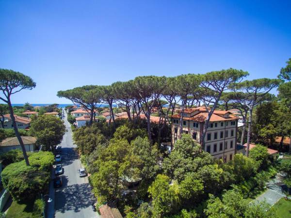 Luftfoto af Hotel Villa Tiziana i Marina di Pietrasanta i Toscana i Italien.