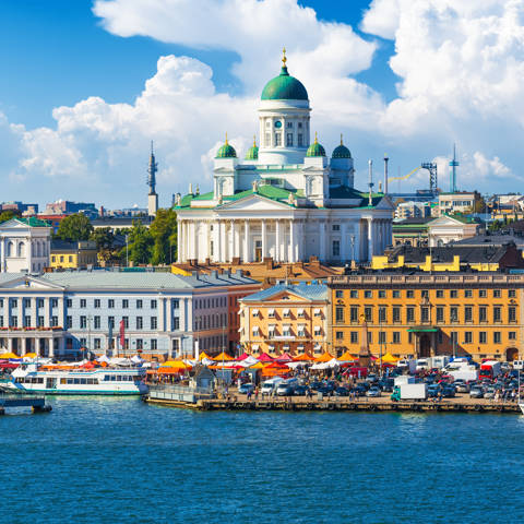 Sommerbillede af havnepromenaden i Helsinki, Finland, med domkirken i baggrunden.