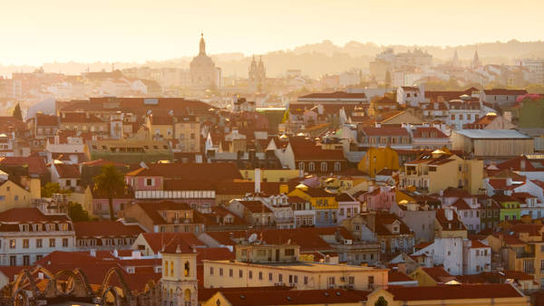 Tagene over den gamle bydel i Lissabon.