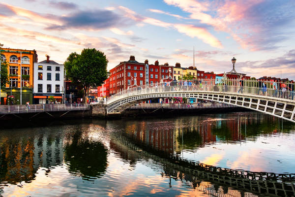Ha'penny Bridge i Dublin i Irland.